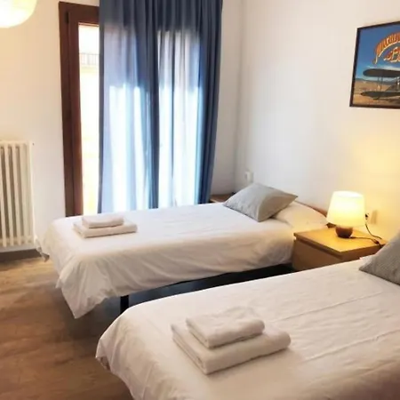 En Ideal 8 Personas Con Piscina Daire Llivia